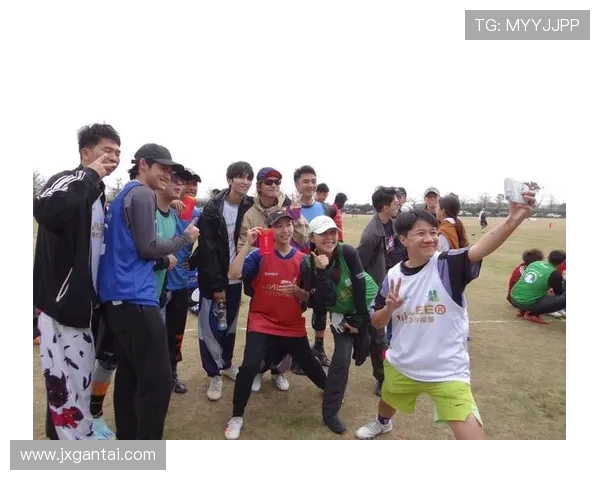 城市马拉松赛场上的北京飞盘队默契配合展现团队精神与竞技魅力