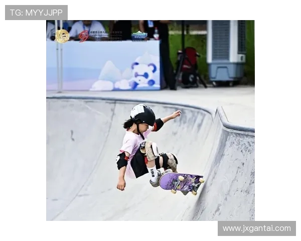 成都滑板队在极限运动会中以74分稳居积分榜首位