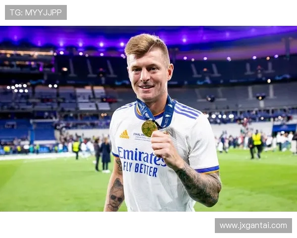 克罗斯：从中场大师到足球战术革新的引领者之路